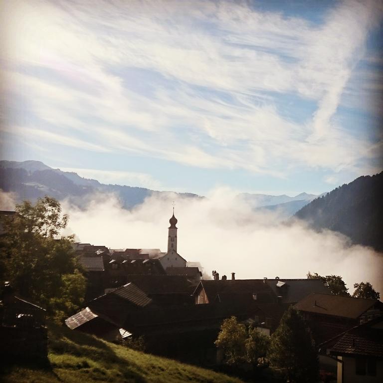 Gaestehaus Alpina In Fanas Quarto foto